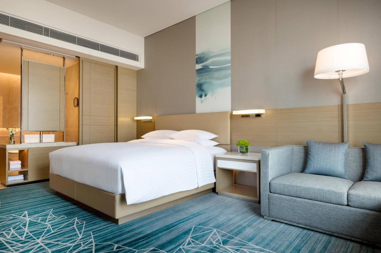 Отель Courtyard By Marriott Shunde Longjiang, Near Furniture Fair Экстерьер фото