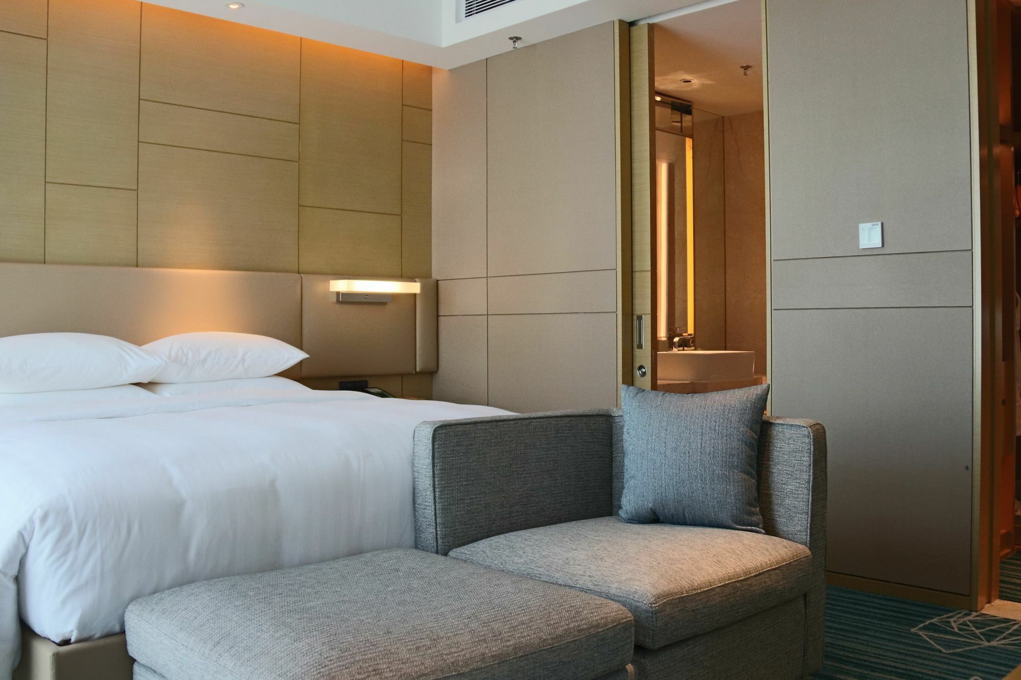Отель Courtyard By Marriott Shunde Longjiang, Near Furniture Fair Экстерьер фото